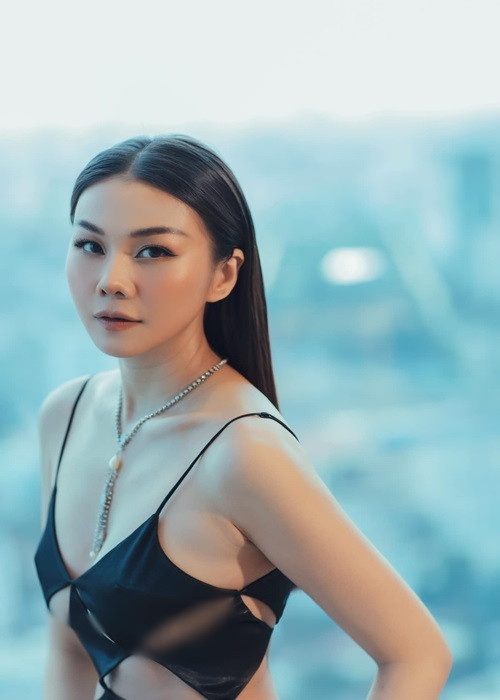 Nữ người mẫu ngày càng gợi cảm, bảo sao “hạ gục” cánh mày râu.