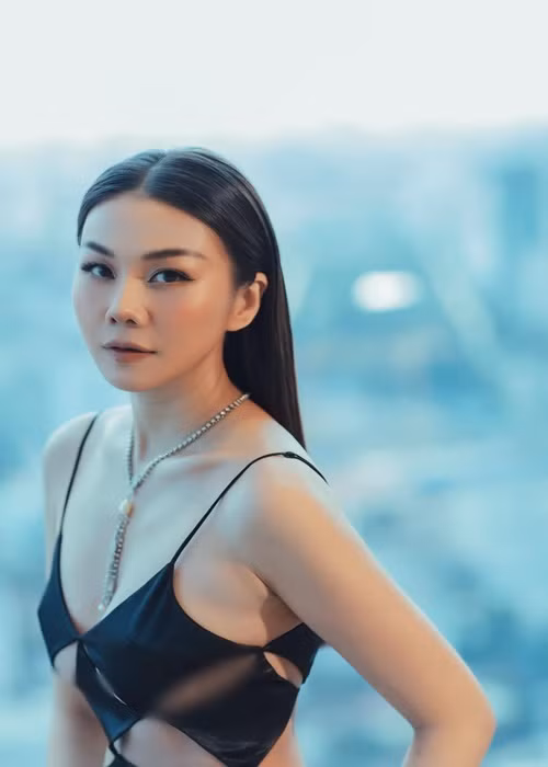 Nữ người mẫu ngày càng gợi cảm, bảo sao “hạ gục” cánh mày râu.