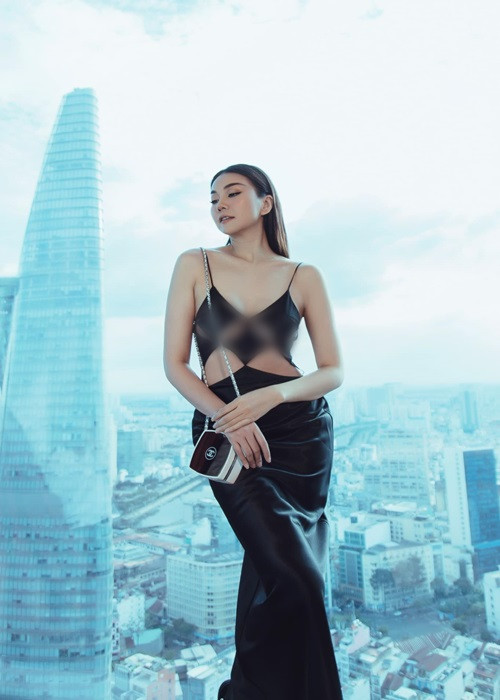 Siêu mẫu Thanh Hằng diện váy có thiết kế cắt khoét táo bạo ở eo và vòng một.