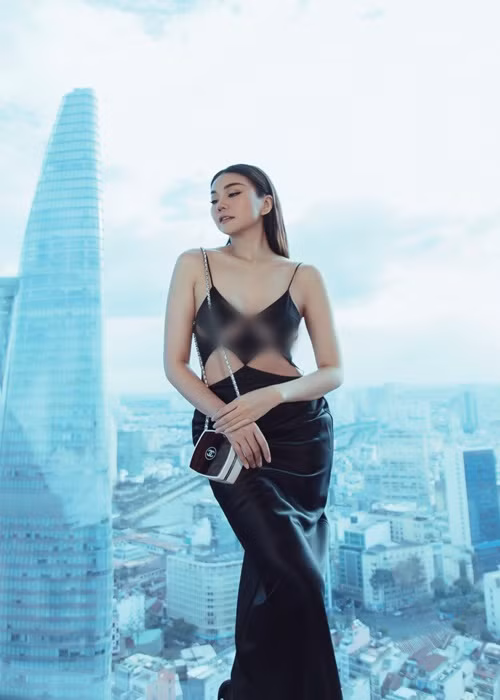 Siêu mẫu Thanh Hằng diện váy có thiết kế cắt khoét táo bạo ở eo và vòng một.