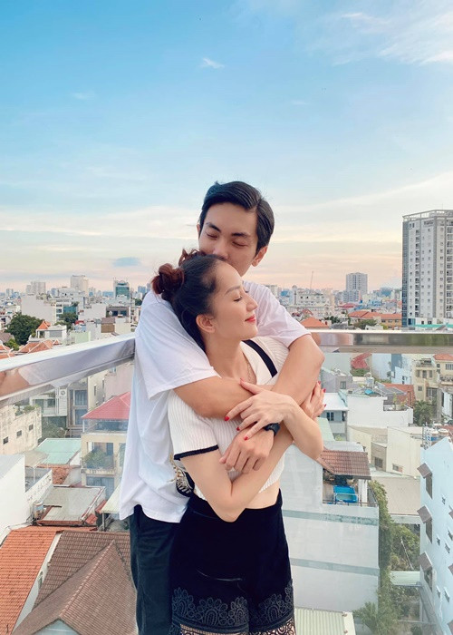 Ngoài hình ảnh tình tứ bên Phan Hiển, Khánh Thi còn viết những lời đầy hạnh phúc.