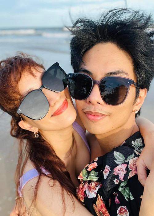 Sau tin đồn hôn nhân gặp trục trặc, dường như vợ chồng Khánh Thi thể hiện tình cảm mặn nồng hơn so với trước.