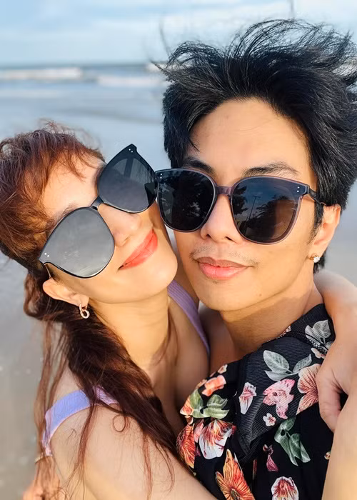 Sau tin đồn hôn nhân gặp trục trặc, dường như vợ chồng Khánh Thi thể hiện tình cảm mặn nồng hơn so với trước.