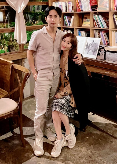 Gần đây, Khánh Thi mua mô tô giá khoảng 595 triệu đồng tặng Phan Hiển.