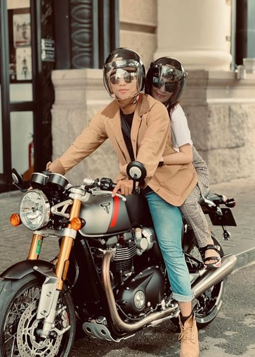 Nhận được quà từ Khánh Thi, Phan Hiển chia sẻ: "Sau 5 năm mới rước được em nó về. Cảm ơn món quà đặc biệt đến từ sếp vợ”.