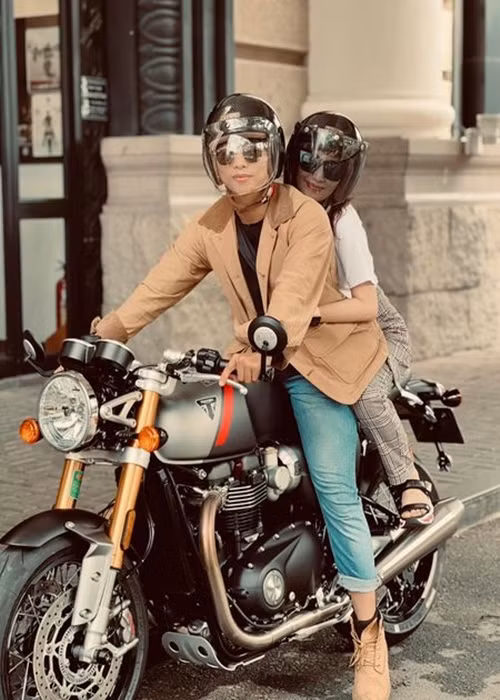 Nhận được quà từ Khánh Thi, Phan Hiển chia sẻ: "Sau 5 năm mới rước được em nó về. Cảm ơn món quà đặc biệt đến từ sếp vợ”.