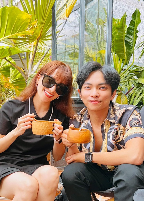 Khánh Thi lý giải cô có những status gây hoang mang do rơi vào tình trạng căng thẳng vì không thể ở cùng các con cũng như công việc không như ý muốn do dịch bệnh.