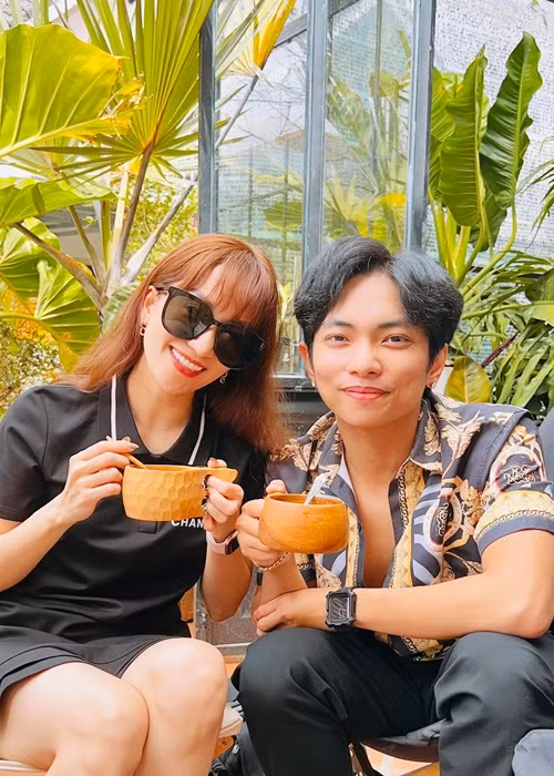 Khánh Thi lý giải cô có những status gây hoang mang do rơi vào tình trạng căng thẳng vì không thể ở cùng các con cũng như công việc không như ý muốn do dịch bệnh.