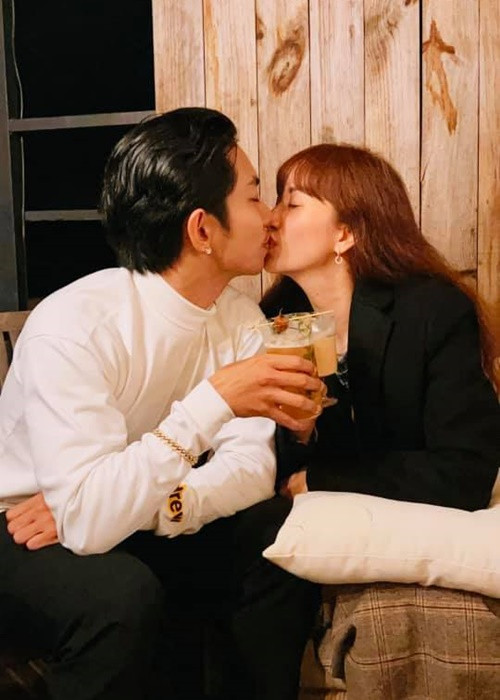 Khánh Thi và chồng trẻ trao nhau nụ hôn ngọt ngào trong một chuyến du lịch.