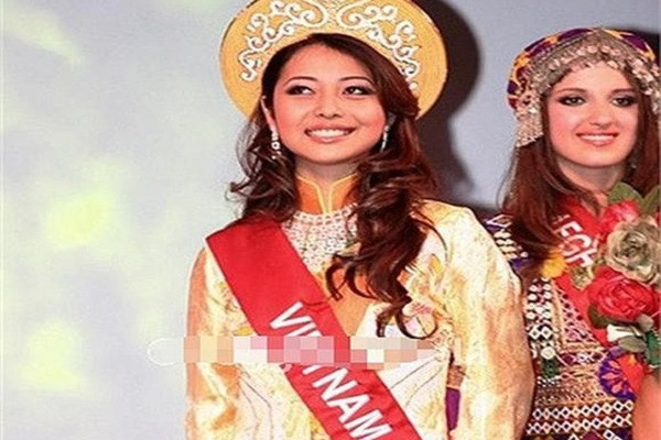 Qua ảnh, Jennifer Phạm ở thời điểm trở thành hoa hậu đã nổi bật với vẻ đẹp đầy đặn, nụ cười rạng rỡ và khí chất tự tin.