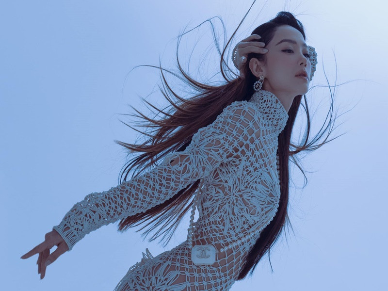 Để tránh hớ hênh khi diện váy lưới, Minh Hằng mặc thêm lớp áo mỏng màu da.