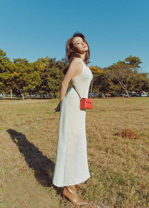 Trước đó, nữ ca sĩ kiêm diễn viên cũng khéo khoe vẻ gợi cảm với váy ba lỗ lưới có thể nhìn xuyên thấu.