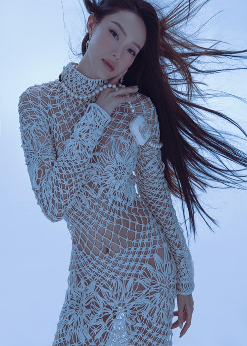 Mới đây, trên trang cá nhân, Minh Hằng tung loạt ảnh nóng bỏng. Nữ ca sĩ diện các mẫu váy lưới ôm sát cơ thể.