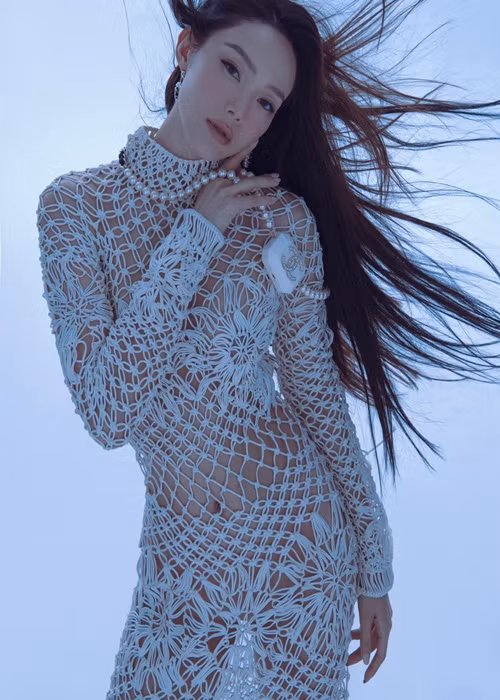 Mới đây, trên trang cá nhân, Minh Hằng tung loạt ảnh nóng bỏng. Nữ ca sĩ diện các mẫu váy lưới ôm sát cơ thể.