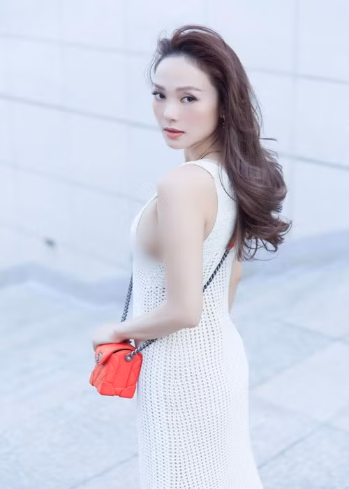 Nữ ca sĩ sinh năm 1987 ngày càng mặc tinh tế.