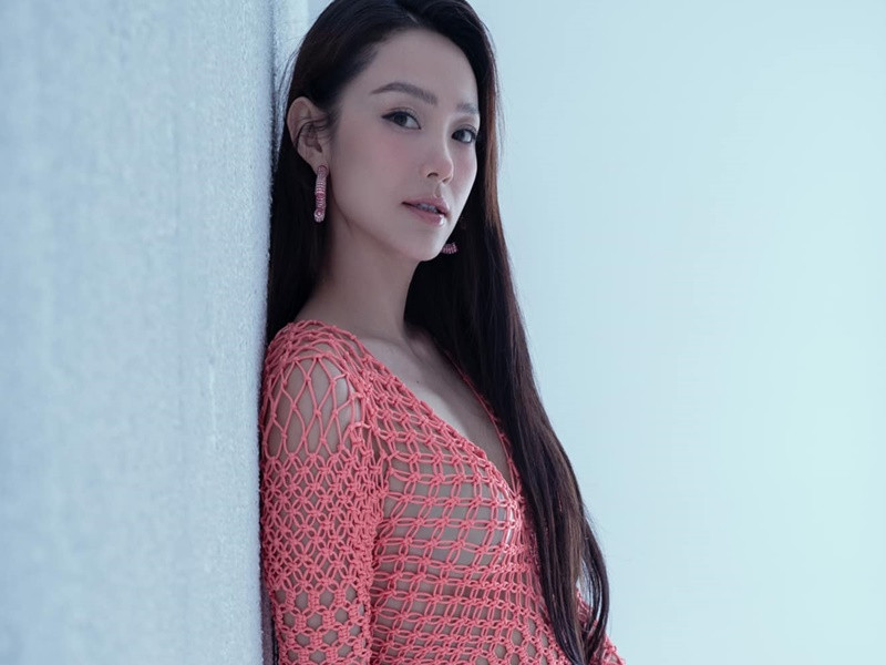 Bộ ảnh của Minh Hằng trong trang phục lưới thu hút sự quan tâm của nhiều khán giả.