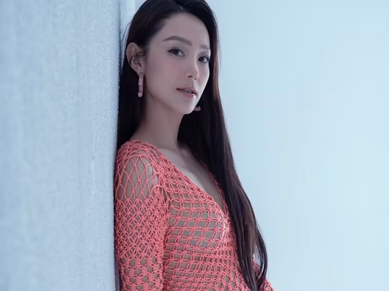 Bộ ảnh của Minh Hằng trong trang phục lưới thu hút sự quan tâm của nhiều khán giả.