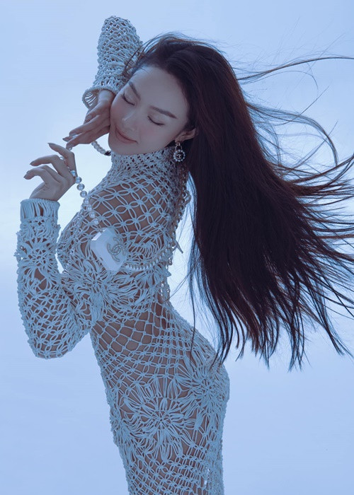 Đường cong hình thể quyến rũ của nữ ca sĩ khiến người đối diện khó rời mắt.