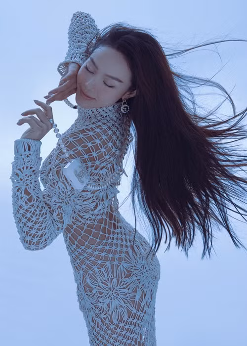 Đường cong hình thể quyến rũ của nữ ca sĩ khiến người đối diện khó rời mắt.