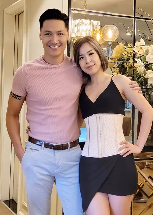 Mạnh Trường từng chia sẻ, vợ chồng anh chưa bao giờ đặt nặng chuyện phải làm thế nào để giữ lửa hôn nhân.