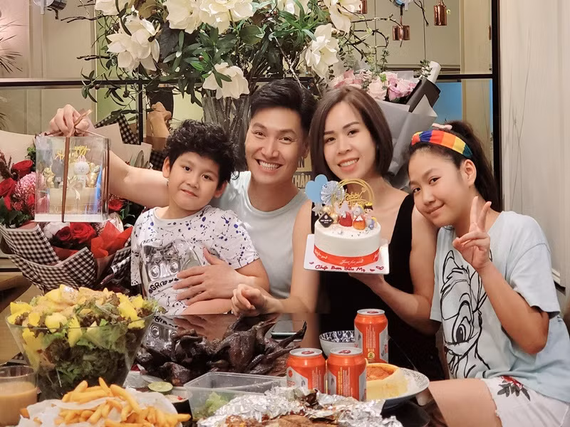 “Chúng tôi rất đơn giản trong việc giữ gìn hạnh phúc gia đình. Chẳng hạn, đến dịp lễ nào đó, các đôi cần thiết phải có gì lãng mạn để hâm nóng tình yêu nhưng chúng tôi cảm thấy cái gì thuận lợi nhất cho cả hai thì làm. Nếu một trong hai bận thì vẫn không sao cả. Chính vì thế hôn nhân của chúng tôi luôn nhẹ nhàng, thoải mái và êm đềm”, Mạnh Trường trải lòng trong cuộc phỏng vấn trên Dân Trí.