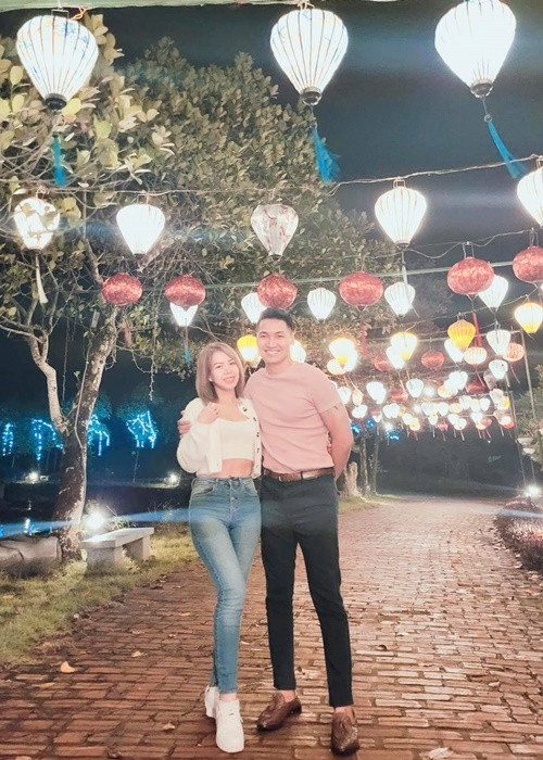 Bà xã của Mạnh Trường không hoạt động nghệ thuật nhưng cô luôn ủng hộ công việc diễn xuất của chồng.