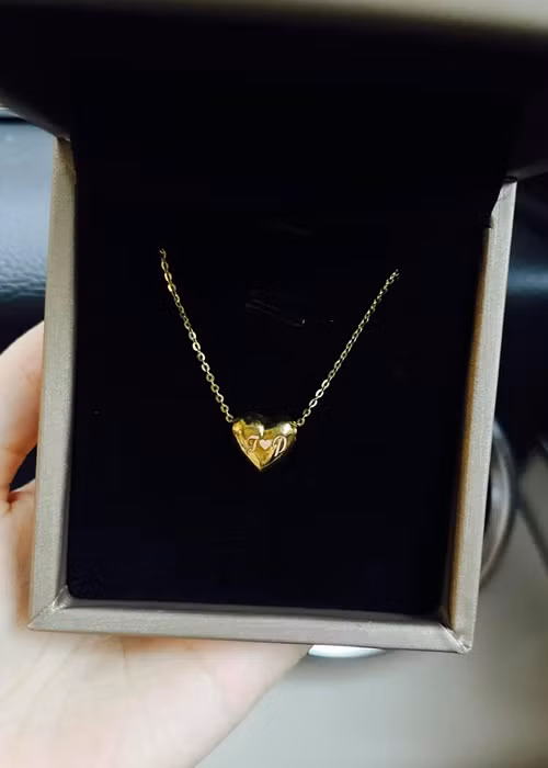 Ít ngày trước, Mạnh Trường mua tặng vợ sợi dây chuyền khắc tên hai vợ chồng. “Tan chảy với anh chồng, rủ vợ đi chơi riêng để hâm nóng tình cảm... xong tặng vợ dây vàng khắc tên 2 vợ chồng, nhỏ xinh mà ý nghĩa ghê, vui quá nên phải khoe ngay”, Lan Phương chia sẻ.