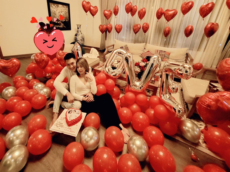 Trên trang cá nhân, Mạnh Trường - Lan Phương đồng loạt đăng tải ảnh kỷ niệm 13 năm ngày cưới. Lan Phương viết trên trang cá nhân: “Hóng cái lễ kỷ niệm 100 năm xem có gì đặc biệt không. Chỉ có thể là yêu”.