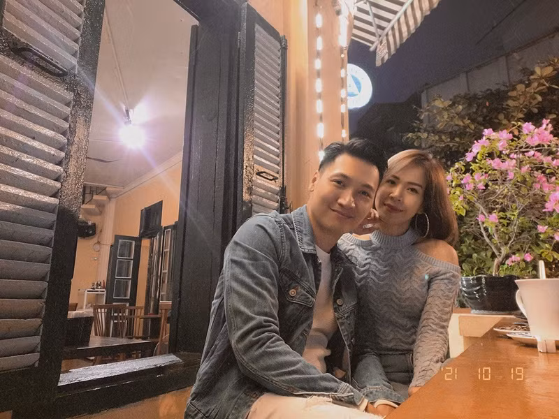 Vợ chồng Mạnh Trường bằng tuổi, là bạn học cấp 2. Nam diễn viên cảm mến bà xã từ cấp 2 nhưng mãi đến cấp 3 mới dám thổ lộ tình cảm.