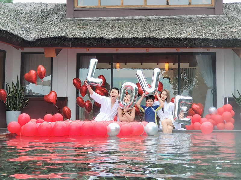 Mạnh Trường chia sẻ: “Kỷ niệm 13 năm làm bữa pool party đầu đông. 1/11/2008 - 1/11/2021”.