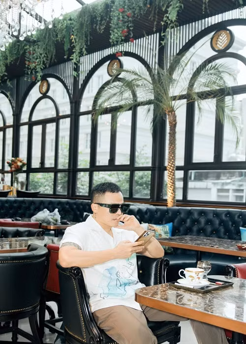 Khắc Tiệp còn tuyên bố, sáng nào ngủ dậy cũng cho 2 đứa cháu mỗi đứa 2 triệu đồng. Ảnh: FB Khắc Tiệp