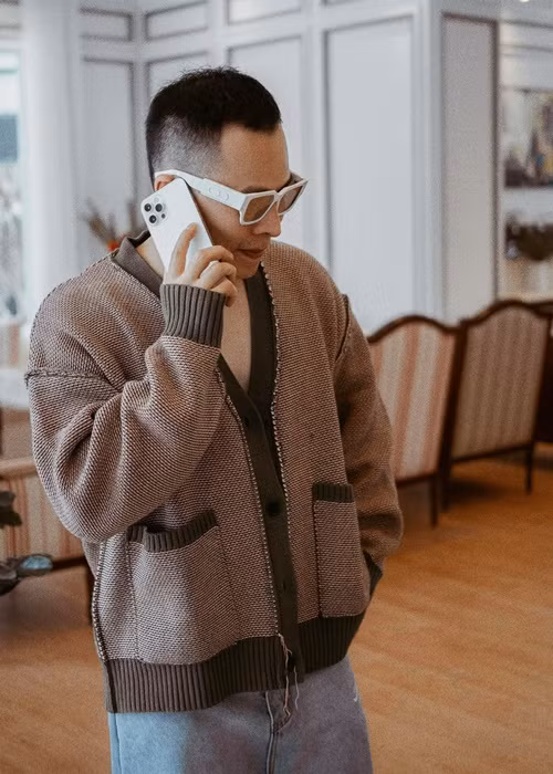 Cách đây ít năm, ông bầu khẳng định, anh sẵn sàng vứt bỏ đồ hiệu cả chục nghìn đô dù mới mặc một lần. Ảnh: FB Khắc Tiệp