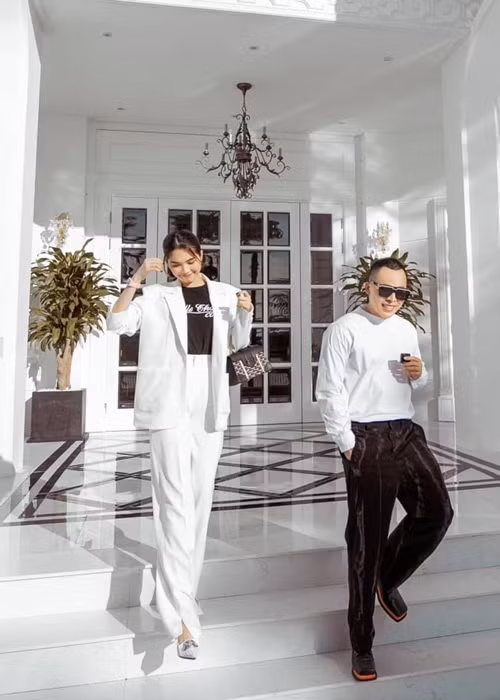 Trên Mốt và Cuộc sống vào năm 2013, Khắc Tiệp tiết lộ để mời Ngọc Trinh chụp hình, người ta sẽ phải chi trả 1 cái giá cao gấp 5 lần so với người khác. Hay như vào năm 2011, anh khoe "gà cưng" dự tiệc với cát-sê rất cao là 3000 USD. Ảnh: FB Khắc Tiệp