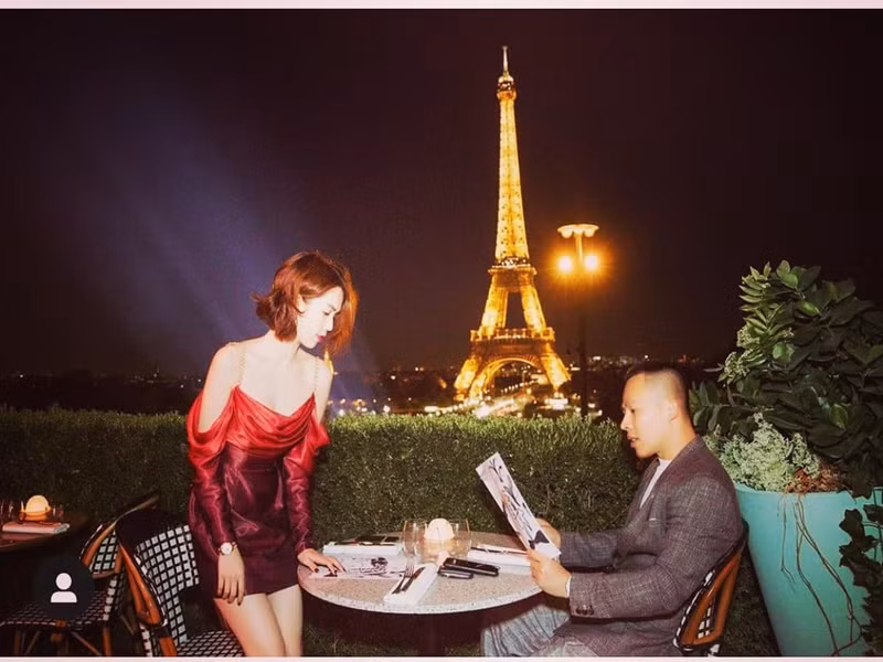  Thu nhập của Khắc Tiệp không cố định theo tháng. “Có những lúc tôi trúng “một quả” về bất động sản, tôi có rất nhiều tiền nhưng không nói cụ thể được. Chỉ biết là số tiền này đủ để tôi làm vlog về du lịch suốt 1 năm”, Khắc Tiệp chia sẻ trên Đất Việt. Ảnh: FB Khắc Tiệp