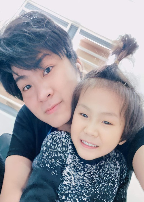 Phi Hùng luôn yêu thương bé Thiên Long không phân biệt bé là con ruột của ai.