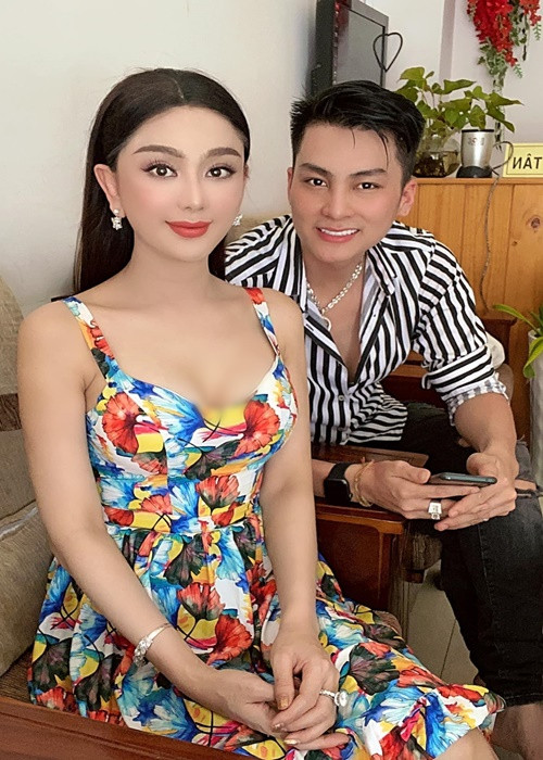 Năm 2020, Lâm Khánh Chi dọn về nhà bố mẹ đẻ sống cùng con trai Thiên Long vì mâu thuẫn với chồng. Tuy nhiên, 1 tuần sau đó, nữ ca sĩ chuyển giới được chồng trẻ đón về nhà.