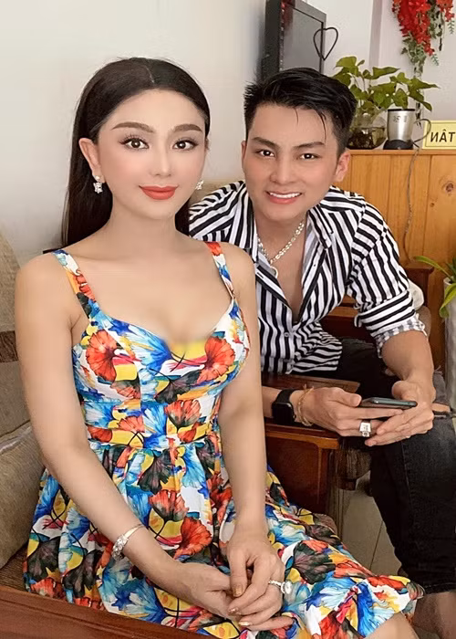 Năm 2020, Lâm Khánh Chi dọn về nhà bố mẹ đẻ sống cùng con trai Thiên Long vì mâu thuẫn với chồng. Tuy nhiên, 1 tuần sau đó, nữ ca sĩ chuyển giới được chồng trẻ đón về nhà.