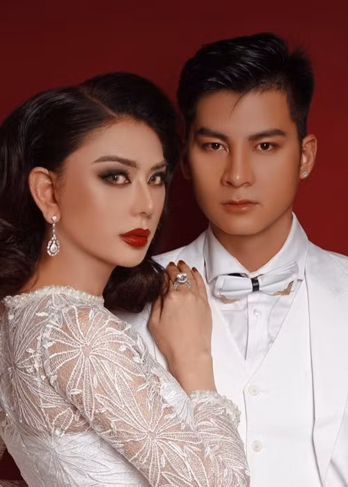 Hồi tháng 8/2021, Lâm Khánh Chi cũng có status khiến fan lo lắng. Cô viết: "Có nhiều lúc muốn sống một mình". Sau chia sẻ này, nữ ca sĩ vẫn đăng tải hình ảnh ông xã như thường thấy.