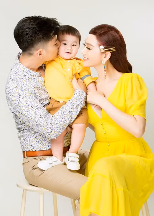 Năm 2018, Lâm Khánh Chi và chồng trẻ chi hơn 1 tỷ đồng để thụ tinh nhân tạo bằng tinh trùng được lưu trữ của nữ ca sĩ từ trước khi chuyển giới. Cuối tháng 1/2019, cặp đôi đón con trai Thiên Long sinh ra nhờ mang thai hộ từ Thái Lan về Việt Nam.