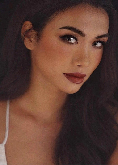 Gần đây, chân dài sinh năm 1996 trang điểm, ăn mặc theo phong cách “beauty queen”.