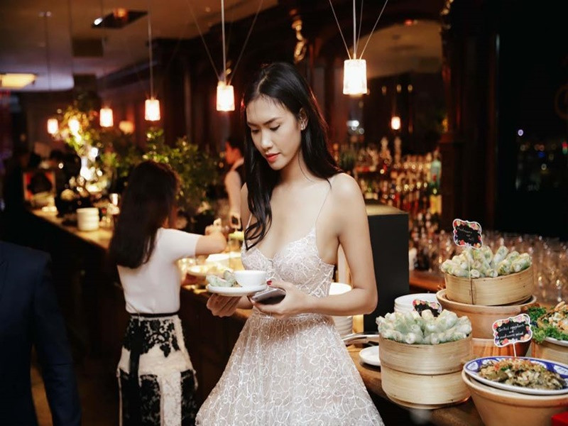 Nguyễn Oanh đăng ký tham gia cuộc thi người mẫu với hy vọng kiếm được tiền và có cơ hội thay đổi cuộc sống gia đình.