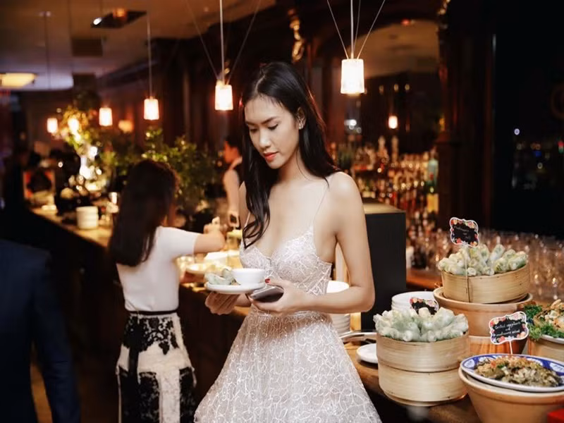 Nguyễn Oanh đăng ký tham gia cuộc thi người mẫu với hy vọng kiếm được tiền và có cơ hội thay đổi cuộc sống gia đình.