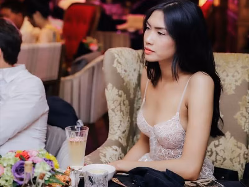 Nguyễn Oanh chia sẻ, năm 18 tuổi, vì kinh tế gia đình khó khăn, cô không thể theo đại học. Tuy nhiên, Nguyễn Oanh chưa bao giờ ngừng cố gắng và từ bỏ ước mơ.