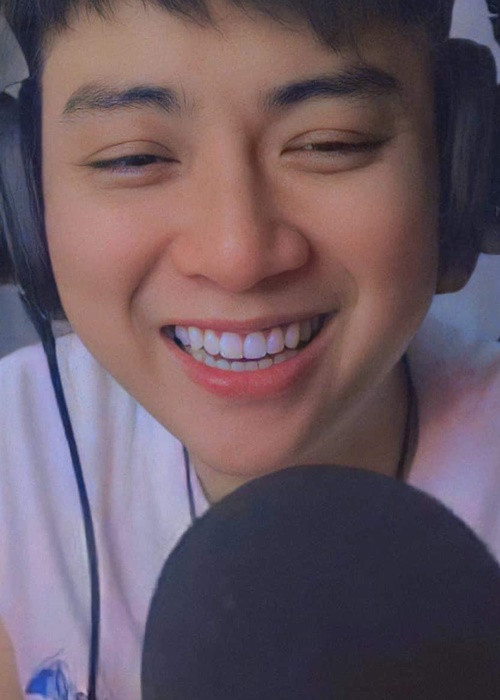 Nam ca sĩ thi thoảng tung sản phẩm âm nhạc và tích cực giao lưu với người hâm mộ ở một nền tảng mạng xã hội. Ảnh: FB Hoài Lâm