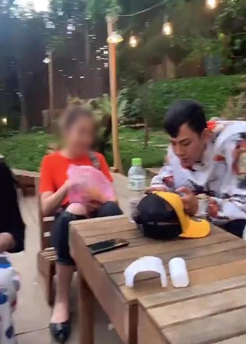 Theo Pháp luật và bạn đọc, cô gái phủ nhận là bạn gái mới của Hoài Lâm. Về việc được Hoài Lâm gọi là bạn gái, cô cho hay: “Việc đó là chuyện riêng của gia đình Lâm. Lâm nói vậy là có lý do riêng”. Trong khi đó, phía quản lý Hoài Lâm trả lời Zing, cô gái không phải bạn gái mới của nam ca sĩ. Ảnh: Vietnamnet