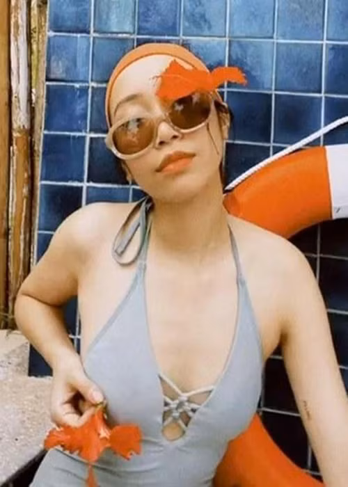 Con út của Mỹ Linh ăn mặc cá tính, gợi cảm, đôi khi nổi loạn.