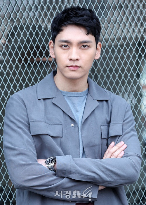 Choi Tae Joon sinh năm 1991, kém Park Shin Hye 1 tuổi. 10 tuổi, anh bắt đầu đóng phim với vai diễn Kyung Ho trong “Piano” năm 2001, Min Ho Soo trong “Magic kid masuri” năm 2002. Năm 2011, Choi Tae Joon mới tái xuất màn ảnh nhỏ với vai diễn Im Jung trong “Padam Padam… The sound of his and her heartbeats”. Ảnh: Đất Việt