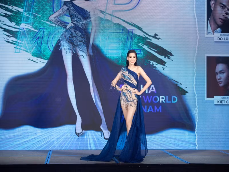 Tại buổi lễ, Đỗ Thị Hà trình diễn một số bộ trang phục mang đến cuộc thi Miss World 2021 - Hoa hậu Thế giới 2021. Người đã lên ý tưởng cho tất cả những bộ trang phục của nàng hoa hậu là đạo diễn Hoàng Nhật Nam.