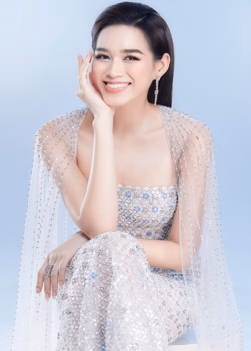 Đỗ Thị Hà đẹp rạng rỡ khi diện đầm dạ hội dành cho đêm thi chung kết.