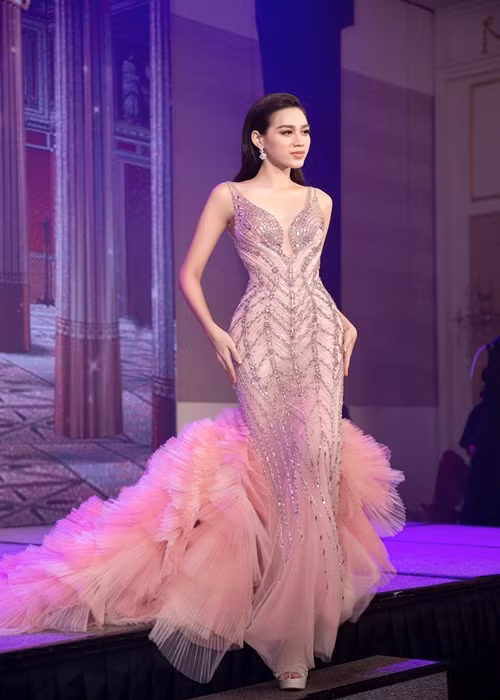 NTK Đỗ Long còn thiết kế 2 bộ dạ hội khác cho đêm thi chung kết, bám sát tone màu hồng – trắng được ưa chuộng tại Hoa hậu Thế giới. Mẫu thiết kế thứ 1 khai thác vẻ đẹp từ hình ảnh uốn lượn đầy chân thực và sống động của những đồng ruộng bậc thang bao la vùng Tây Bắc khi nhìn từ trên cao.